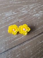 Speld twee kleine bloemen hard
